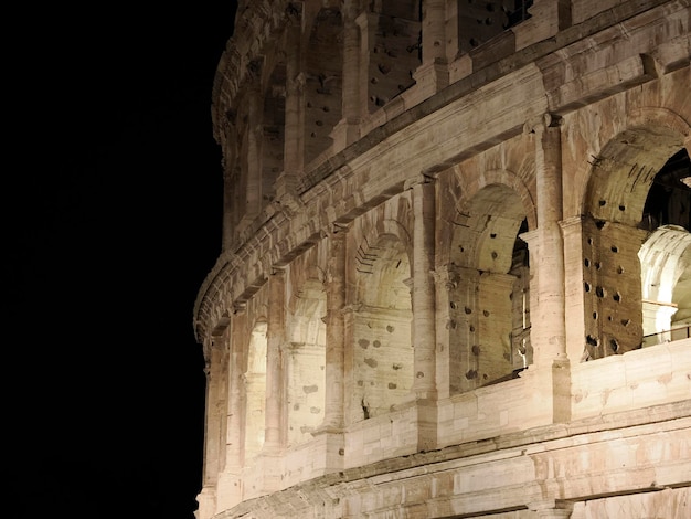 Vista interior do Coliseu Roma à noite