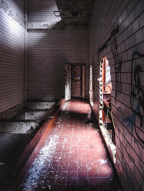 Vista interior de un edificio abandonado