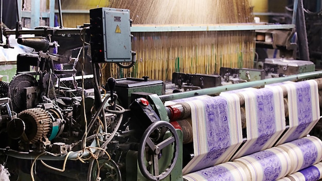 Vista interior de una fábrica de acero