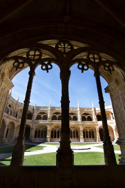 Foto vista interior de la hermosa señal, el monasterio de los jerónimos ubicado en lisboa, portugal.