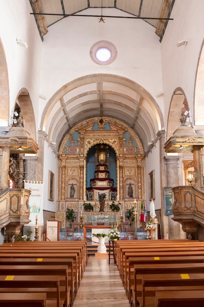 Vista del interior de la histórica iglesia de Sao Pedro ubicada en Faro, Portugal.