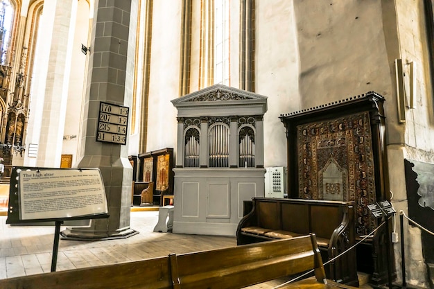 Vista interior de la iglesia negra