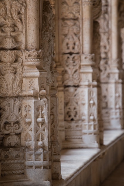 Foto vista interior del impresionante monasterio gótico de los jerónimos ubicado en lisboa - portugal.