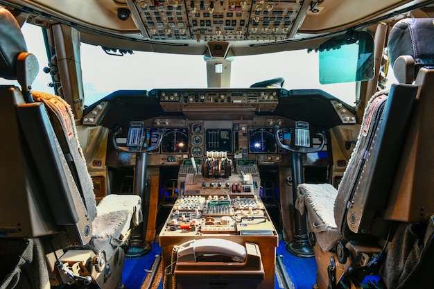Foto vista interior de instrumentos modernos en cabina de avión