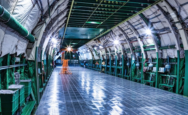 Vista interior del maletero de un avión de carga