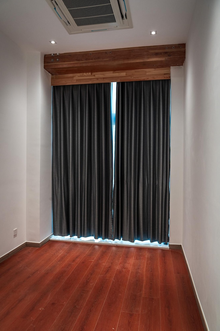 Foto vista interior minimalista de um quarto não mobiliado com cortinas