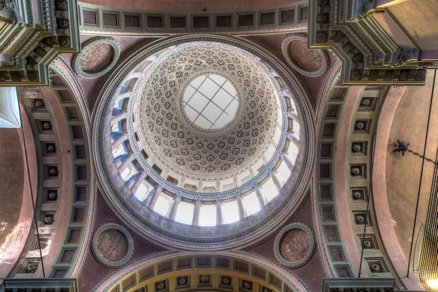 Vista interior de la monumental cúpula de la Basílica de San Gaudenzio, Novara, Italia