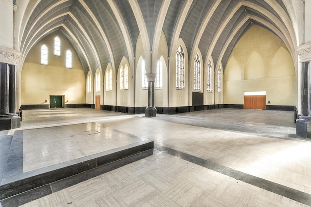 Vista interior panorámica de la iglesia de la ciudad