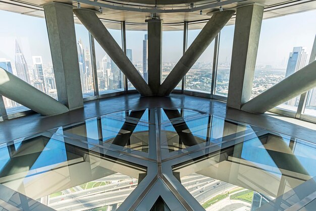 Foto vista interior de la plataforma de observación del piso de vidrio del rascacielos sky view con vista panorámica desde la ventana