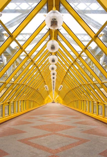 Vista interior del puente Andreevsky de Moscú