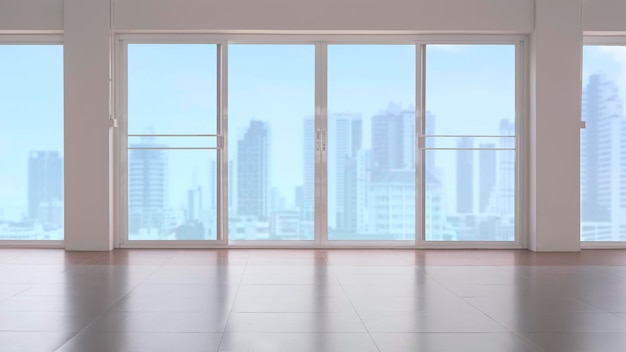 Vista interior de las puertas correderas de cristal en el suelo de baldosas en una habitación vacía con vistas borrosas al paisaje urbano