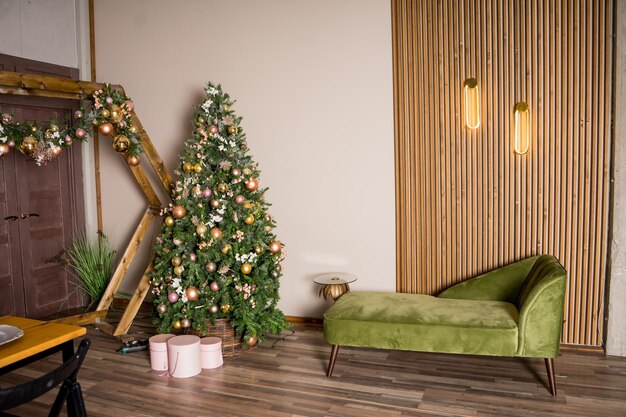 Vista interior desde la sala de estar con un árbol de Navidad a la cocina y la mesa puesta para Navidad