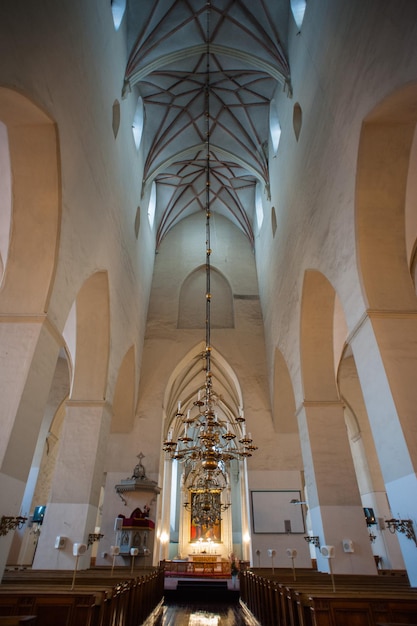 Vista de los interiores de la iglesia de Tallin.