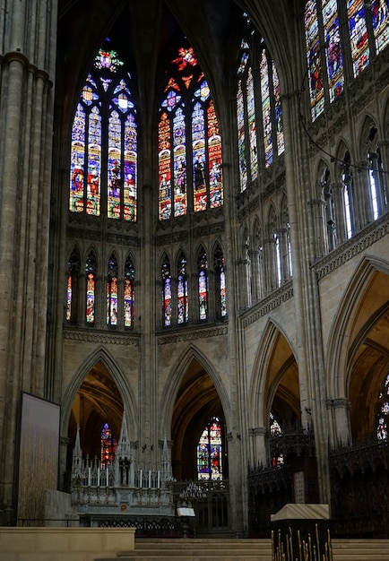 Vista interna da Catedral de Saint-Etienne em Metz