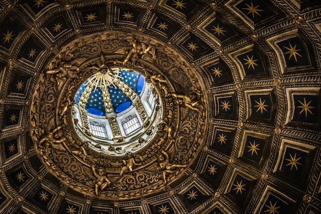 Foto vista interna da catedral de sienna