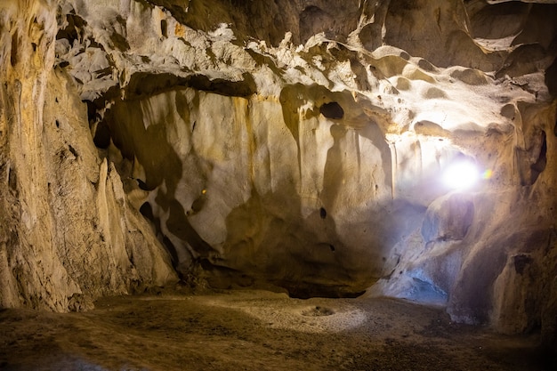 Vista interna da Caverna de Karain em Antalya, com estalactites e estalagmites naturais na Turquia