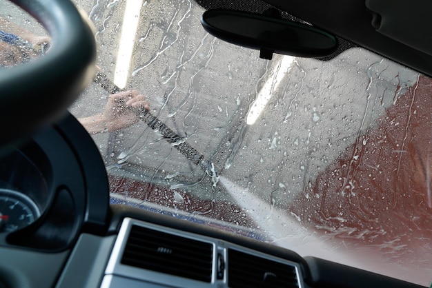 Vista interna da lavagem de carros de alta pressão