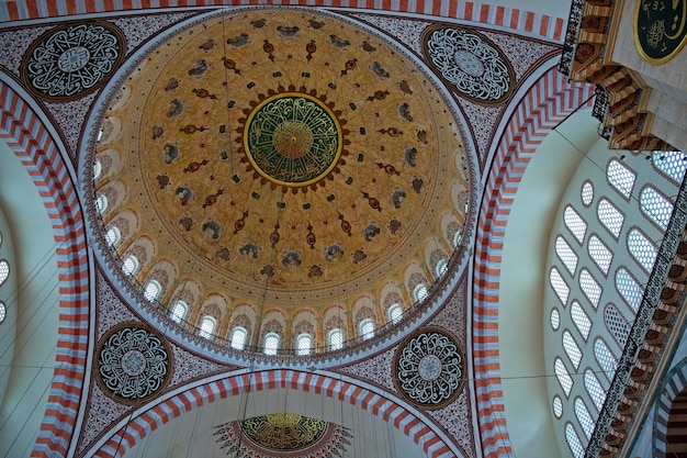 Vista interna da mesquita suleymaniye em istambul, turquia