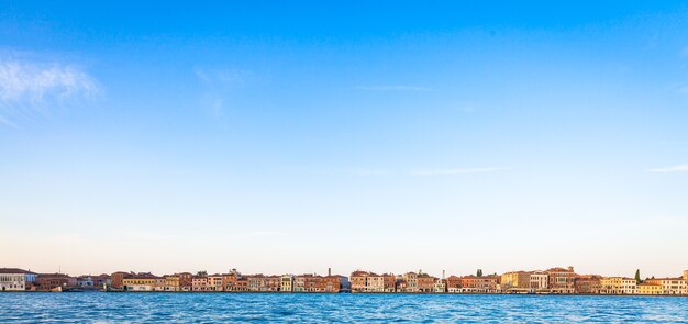 Vista inusual al amanecer de Venecia, Italia. Copie el espacio.