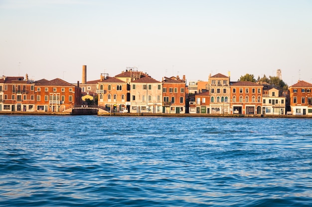 Vista inusual al amanecer de Venecia, Italia. Copie el espacio.