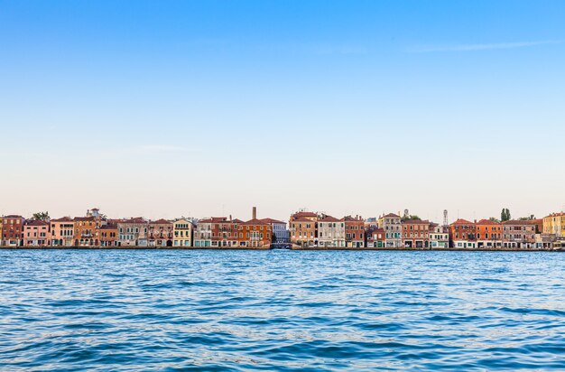 Vista inusual al amanecer de Venecia, Italia. Copie el espacio.