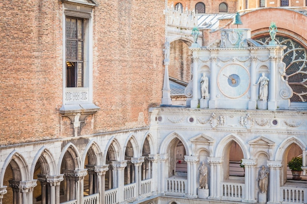 Vista inusual sobre el techo de la iglesia de San Marco desde el balcón del Palazzo Ducale.