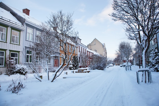 Vista invernal de la calle en la ciudad de Trondheim Noruega