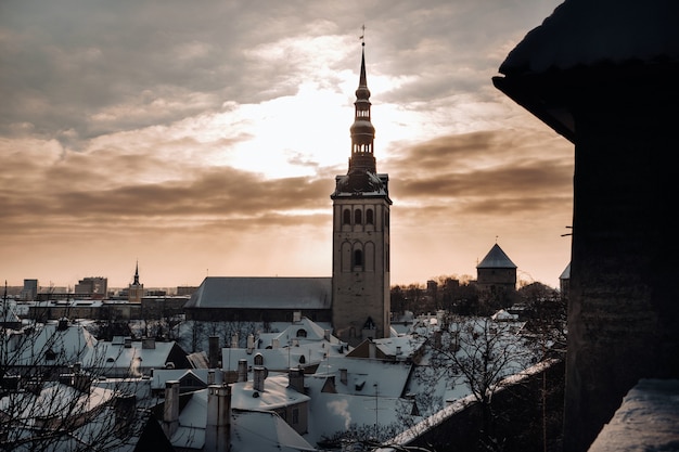 Foto vista invernal del casco antiguo de tallin.ciudad cubierta de nieve cerca del mar báltico. estonia.