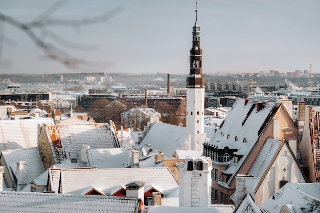 Foto vista invernal del casco antiguo de tallin.