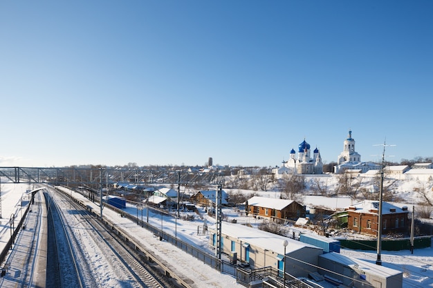 Vista invernal de la estación de tren en Rusia. Viajar a rusia