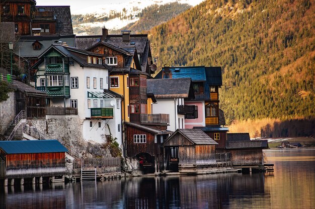 Vista invernal de Hallstatt, aldea de madera tradicional austriaca