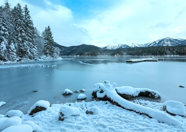 Vista invernal del lago Eibsee, Baviera, Alemania.