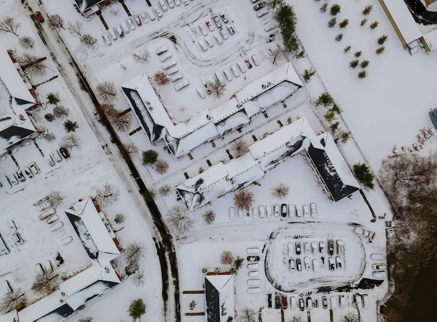 La vista invernal del pequeño complejo de apartamentos patios casas con techo de nieve cubierta