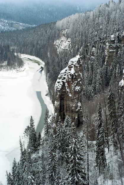 Vista invernal de la roca Devils Finger y el río Usva en el Krai de Perm Ural Rusia