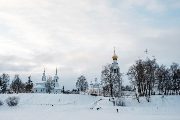 Vista invernal del Vologda Kremlin temprano en la mañana.