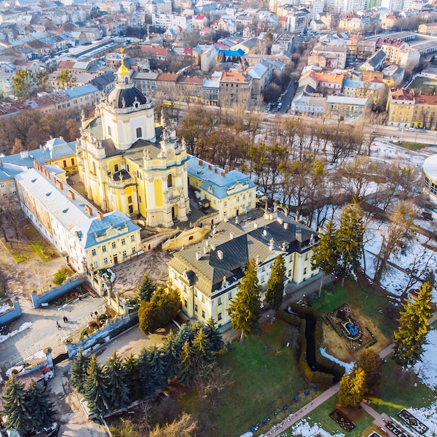 Vista de invierno de la antigua iglesia a vista de pájaro