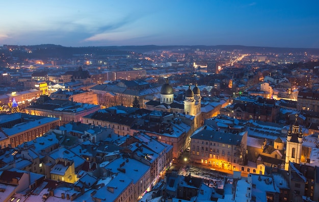 Vista de invierno en el centro de la ciudad de Lviv, Ucrania