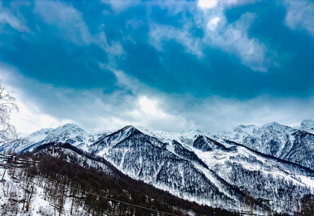 Foto vista de invierno de las montañas krasnaya polyana rosa khutor aldeia olímpica estosadok sochi