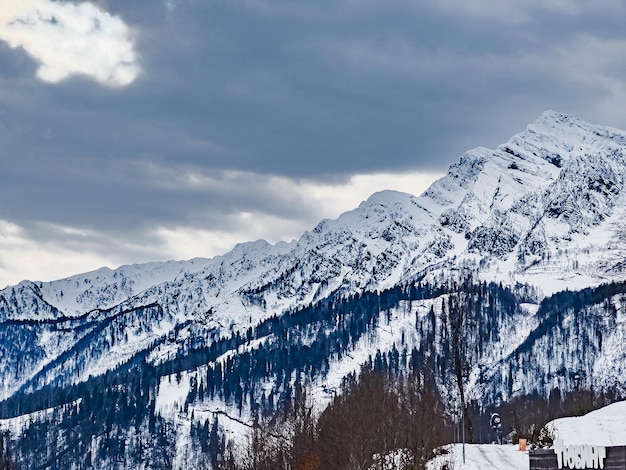 Foto vista de invierno de las montañas krasnaya polyana rosa khutor aldeia olímpica estosadok sochi