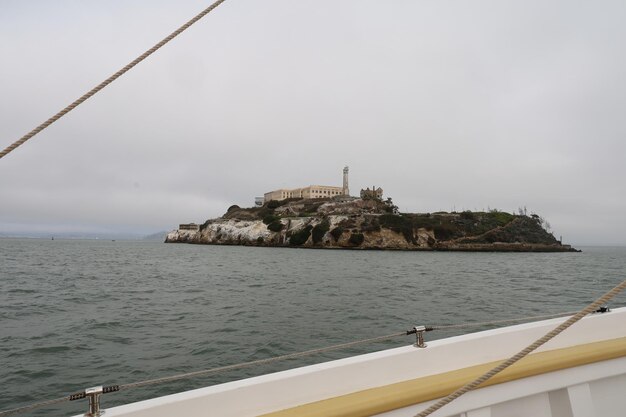 una vista de la isla desde el barco