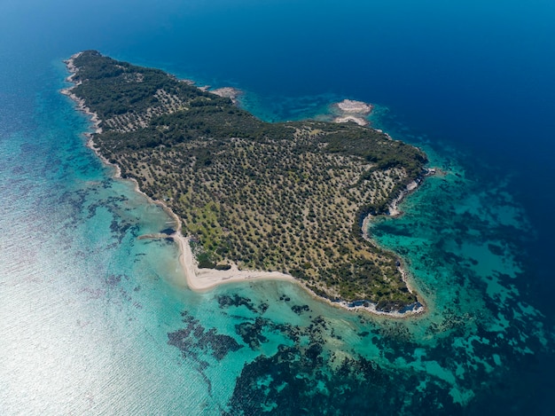 Vista de la isla Garip con drone aéreo. Dikili - Esmirna - Turquía