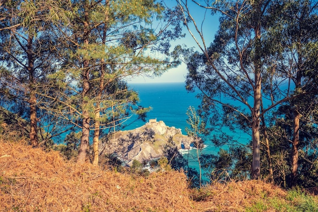 Vista de la isla Gaztelugatxe Bermeo País Vasco España Europa