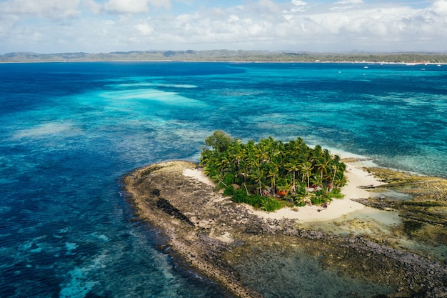 Vista de la isla de Guyam desde el cielo. disparo tomado con drone sobre la hermosa isla. concepto sobre viajes, naturaleza y paisajes marinos