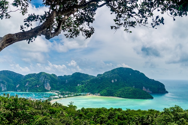 Vista de la isla de Ko Phi Phi, provincia de Krabi, mar de Andaman, Tailandia, playa de aguas turquesas