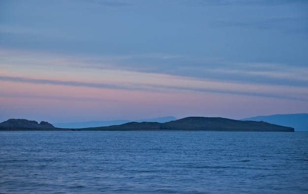 Vista de la isla Oltrek, estrecho de Maloe More, lago Baikal