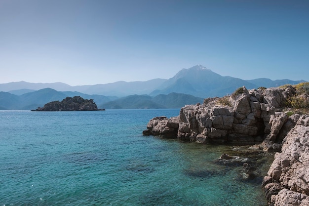 Vista de la isla a la orilla del mar de montaña