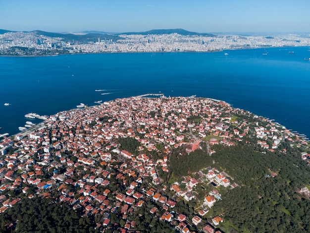 Vista de la isla del príncipe en Estambul Turquía en un día soleado