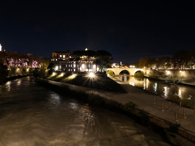 Vista de la isla tiberina de roma tiberina en la noche