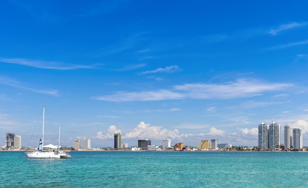 Vista desde la Isla de los Venados Isla de Venados del famoso paseo marítimo de Mazatlán El Malecón y las playas locales