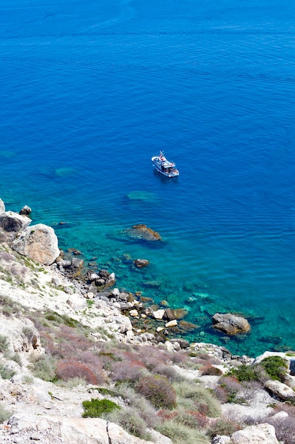 Vista de las Islas Tremiti Costa de piedra rocosa Isla de San Domino Italia Vista panorámica de la costa rocosa tipycal Mar Adriático Puglia Italia